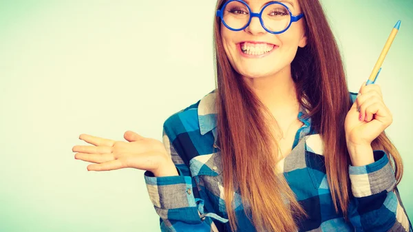 Feliz sonriente mujer nerd en gafas raras — Foto de Stock