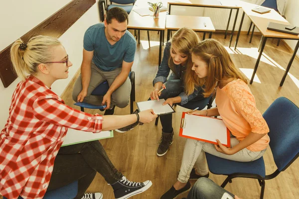 Groupe de personnes étudiants travaillant ensemble — Photo