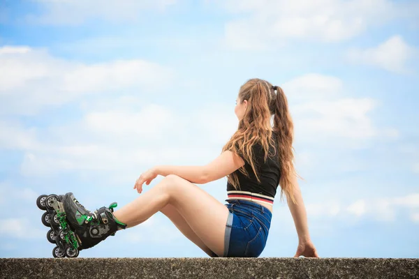 Gelukkig jong vrouw dragen rolschaatsen — Stockfoto