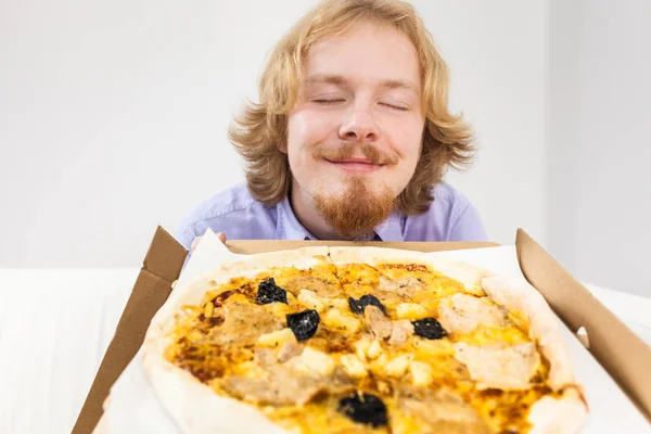 Man pizza eten, plezier. — Stockfoto