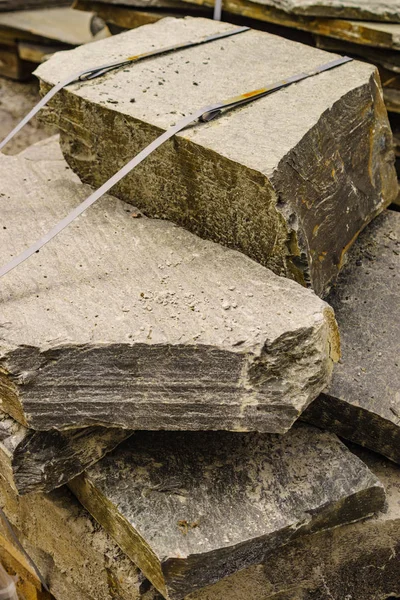 Material de alvenaria de pedra no canteiro de obras — Fotografia de Stock