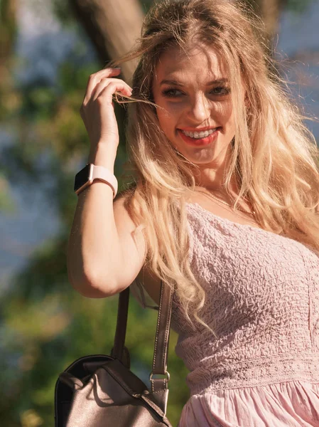 Hippie mujer con mochila caminando al aire libre — Foto de Stock