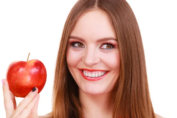 Mulher encantadora menina maquiagem colorida detém fruta de maçã — Fotografia de Stock