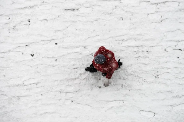 Widok z góry na osobę spacerową zimą — Zdjęcie stockowe