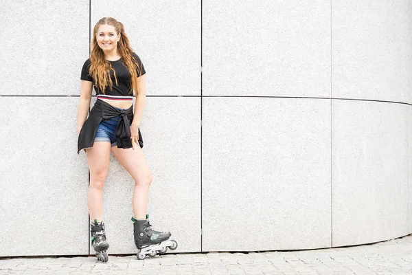 ローラースケートに乗る若い女性 — ストック写真