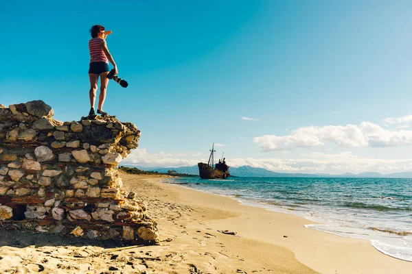 Turista tomar fotos en la playa orilla del mar —  Fotos de Stock