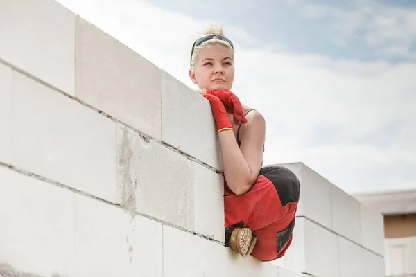 Женщина делает перерыв на строительной площадке — стоковое фото