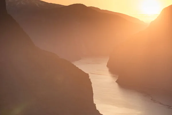Fjord landschap bij zonsondergang, Noorwegen — Stockfoto