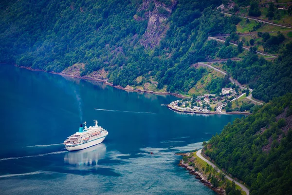 Fjord Geirangerfjord mit Kreuzfahrtschiff, Norwegen. — Stockfoto