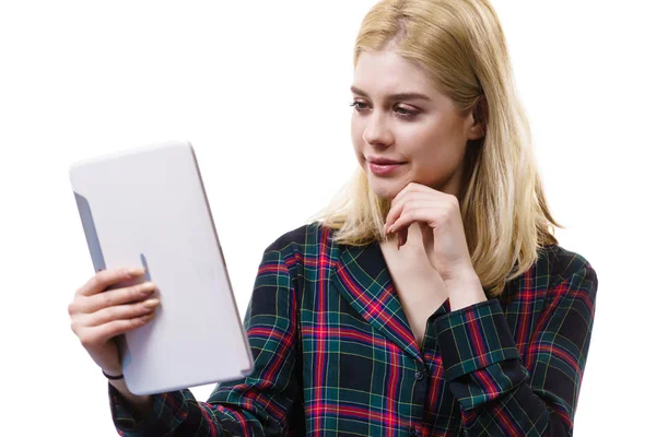 Wanita muda menggunakan tablet — Stok Foto