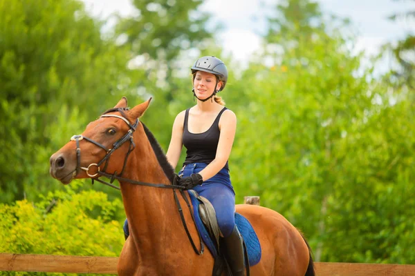 Jockey chica haciendo equitación en campo prado — Foto de Stock