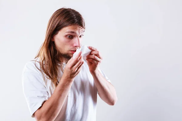 Uomo con tessuto igienico — Foto Stock