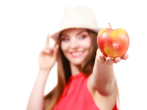 Mulher chapéu de verão maquiagem colorida detém fruta de maçã — Fotografia de Stock