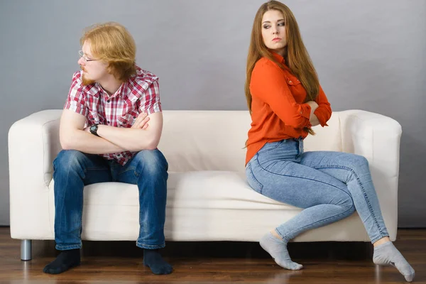 Жінка і чоловік після суперечки на дивані — стокове фото