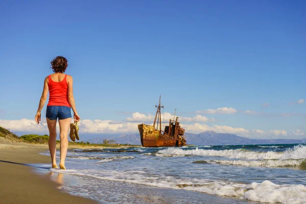 Touristin am Strand genießt Urlaub — Stockfoto