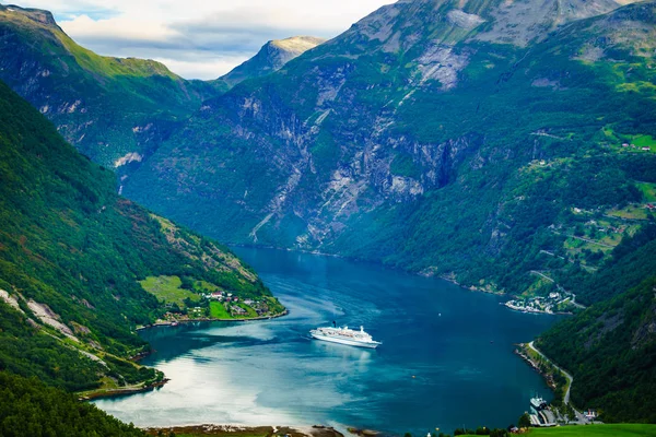 Fjord Geirangerfjord s výletní lodí, Norsko. — Stock fotografie