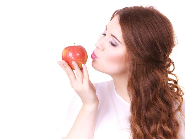 Vrouw houdt Apple fruit dicht bij het gezicht — Stockfoto