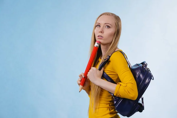 Jovem mulher indo para a escola — Fotografia de Stock