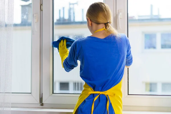 Mujer usando tela para limpiar vidrio de ventana —  Fotos de Stock