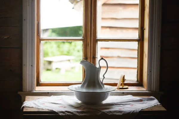 Vieille fenêtre vintage, cruche en céramique au premier plan — Photo
