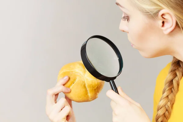 Bun semla och förstoringsglas — Stockfoto