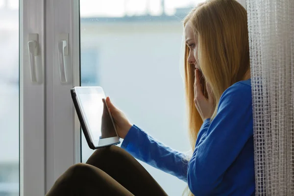 Smutny szoku kobieta Nastolatka za pomocą tabletu — Zdjęcie stockowe