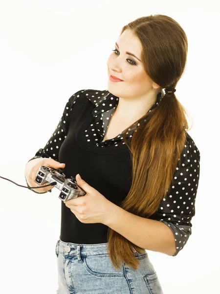 Gamer kvinna som håller gaming pad — Stockfoto