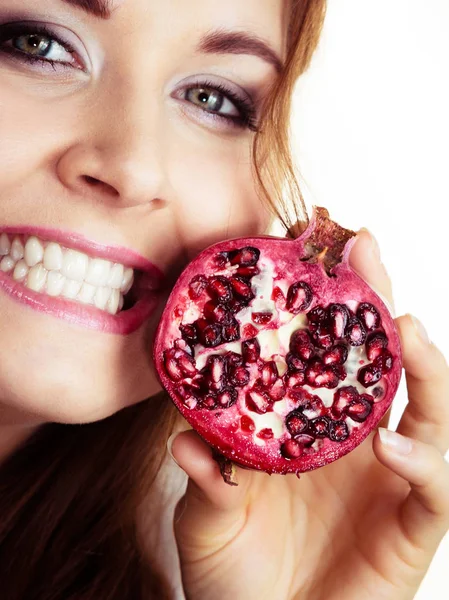 Mulher alegre detém frutas romã — Fotografia de Stock