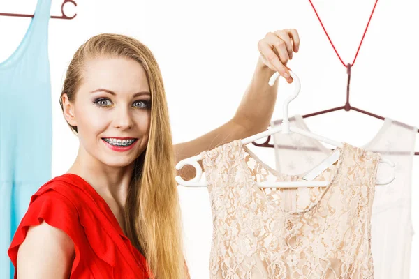Nő a boltban, vagy szekrény, válogatási ruha — Stock Fotó