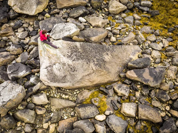 Touriste avec caméra sur Skagsanden Beach Lofoten Norvège — Photo