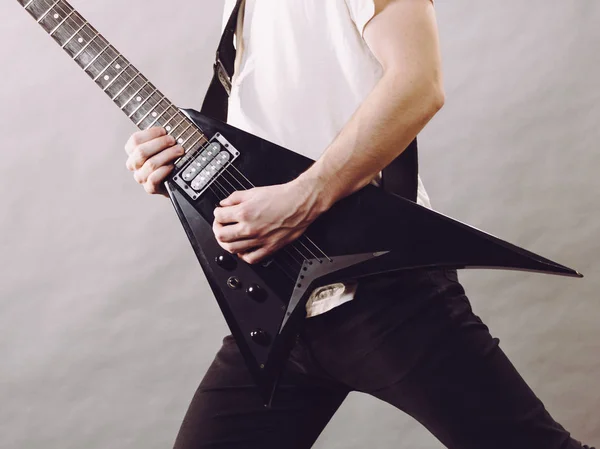 Άνθρωπος που παίζει στην ηλεκτρική κιθάρα — Φωτογραφία Αρχείου