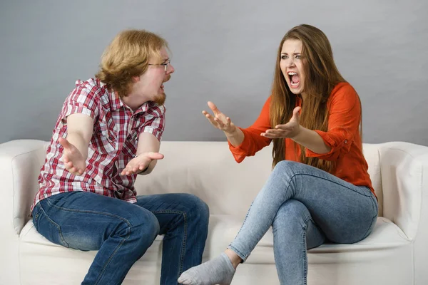 Uomo e donna che litigano — Foto Stock