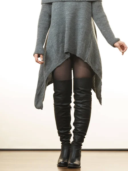 Frau trägt grauen langen Pullover Tunika — Stockfoto