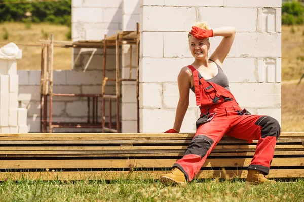 Frau macht Pause auf Baustelle — Stockfoto