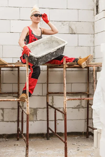 Vrouw die werkt op home bouw site — Stockfoto