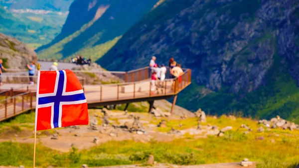 Норвежский флаг и тролльстиген — стоковое фото