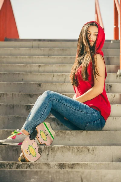 Skate meisje op trap met skateboard. — Stockfoto