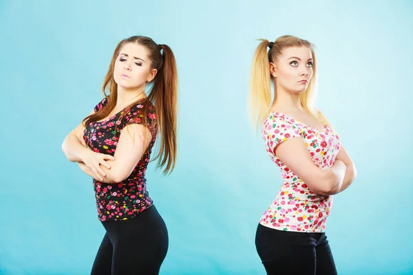 Dos mujeres siendo ofendido consiguió la joroba — Foto de Stock