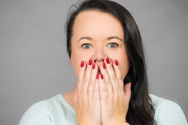 Schockierte Frau bedeckt Mund mit Hand — Stockfoto