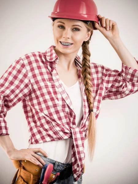 Tiener vrouw die bouwvakker is — Stockfoto