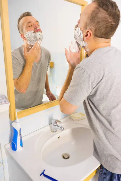 Guy rasant sa barbe dans la salle de bain — Photo