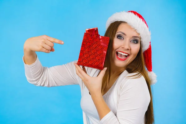 Frohe Weihnacht Frau hält Geschenktüte — Stockfoto