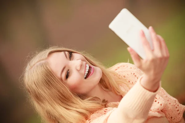 Chica rubia alegre tomando selfie . — Foto de Stock