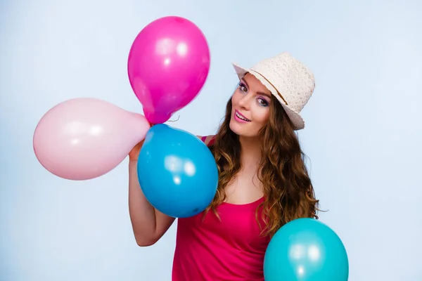 Kvinde leger med mange farverige balloner - Stock-foto