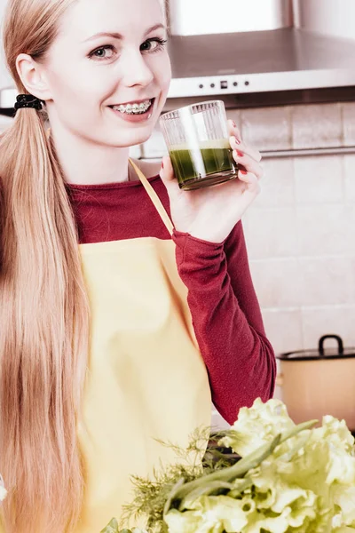 Žena v kuchyni hospodářství šťávy zeleninové smoothie — Stock fotografie