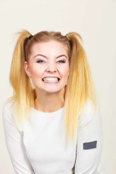 Feliz rubia adolescente chica con colas de caballo — Foto de Stock