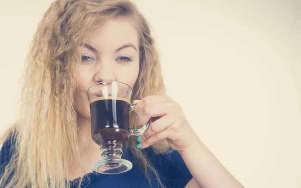 疲れている女性が彼女の朝のコーヒーを飲む — ストック写真