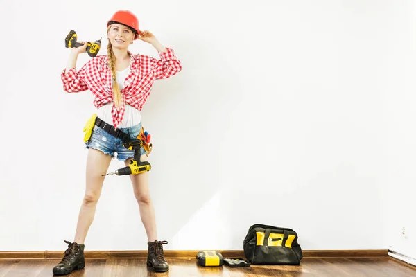 Dívka pomocí některé výkonné nástroje pro práci doma — Stock fotografie