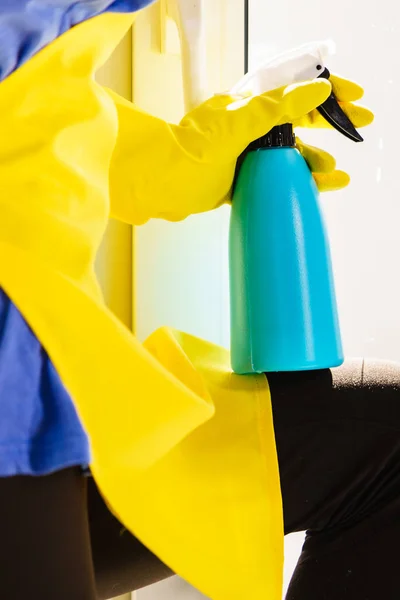 Persona rociando detergente de limpieza de ventanas — Foto de Stock
