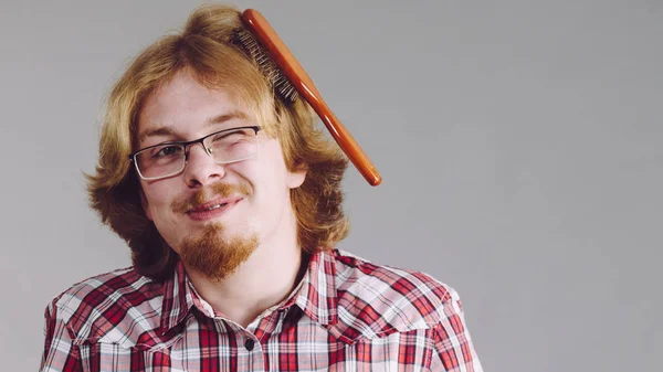 Homem com problema com a escovação do cabelo — Fotografia de Stock